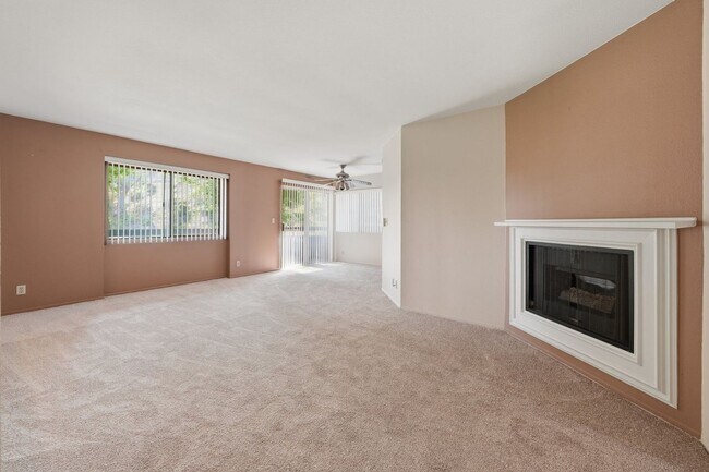 Building Photo - Great Location overlooking park and pool