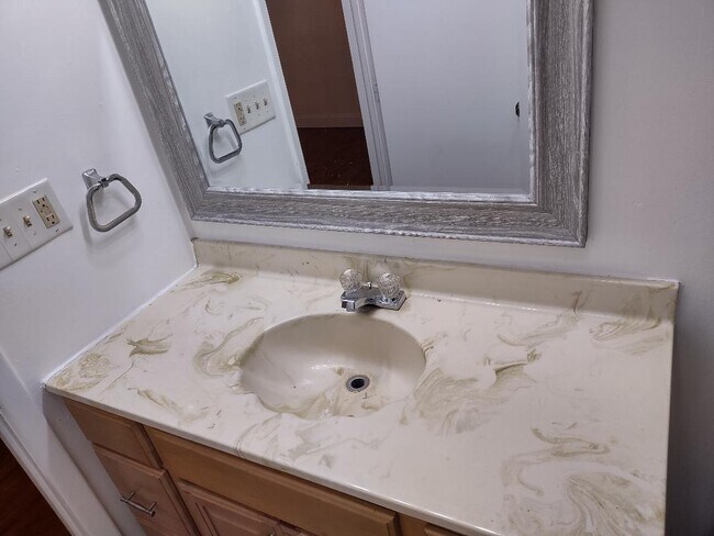 Building Photo - 890 Quadrilla St