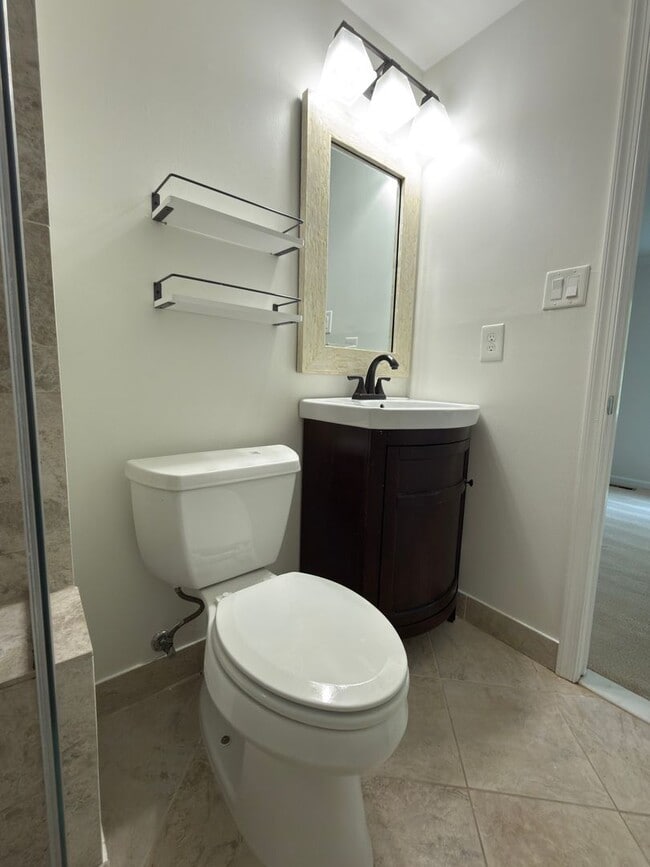 Building Photo - Beautiful 4 Bed 2.5 Bath Townhome in Burke For Rent!