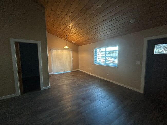Building Photo - Cozy and Updated 3 Bed, 2 Bath House