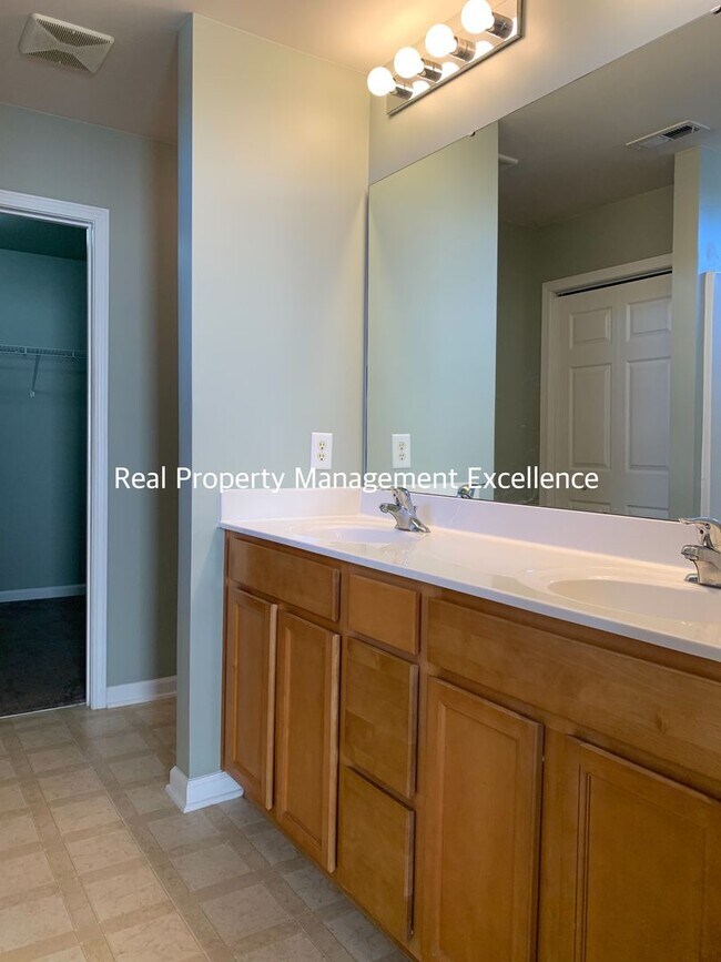 Building Photo - Lovely 2 Story Home In Raleigh, Available December 15th!