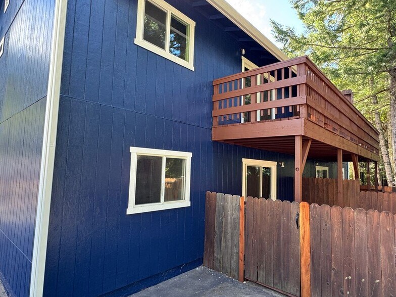 Building Photo - 2148 Primrose Dr