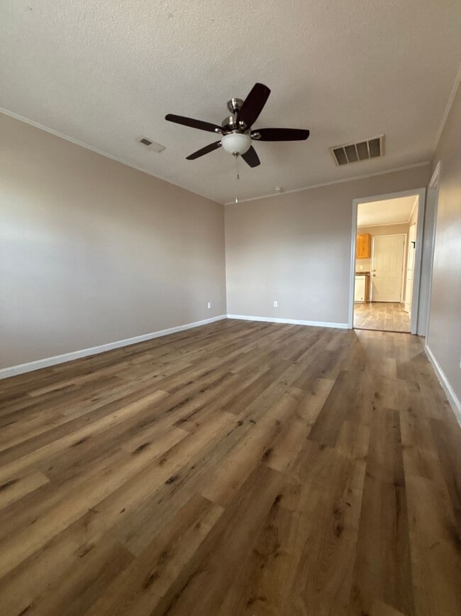 Building Photo - New Listing!