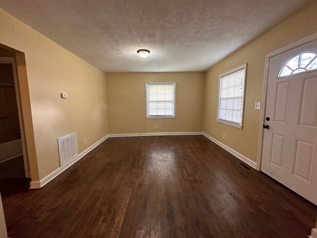 Building Photo - 610 Martin St