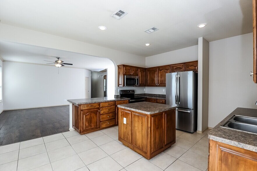 Building Photo - 9925 Fressia Ln