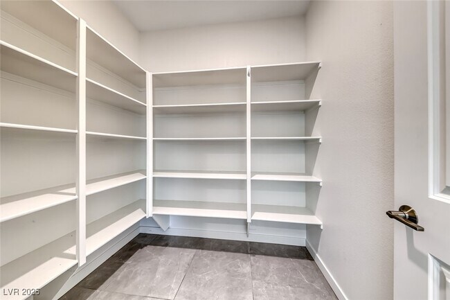 Building Photo - 1038 Delbrook Ave