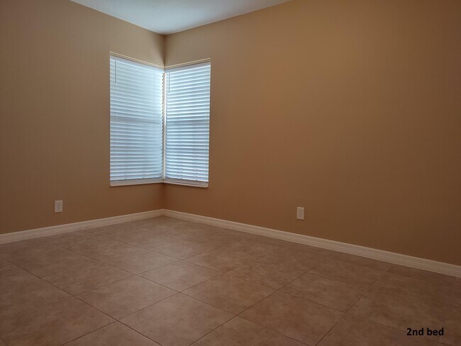 Building Photo - 3826 Circle Lake Dr