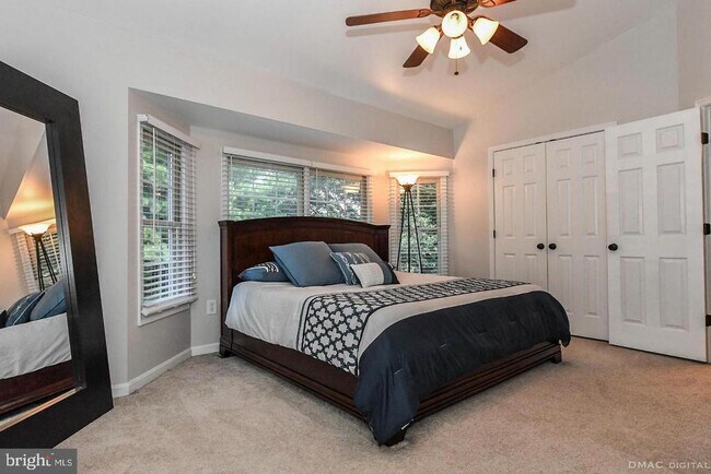 Building Photo - 6627 Commodore Ct