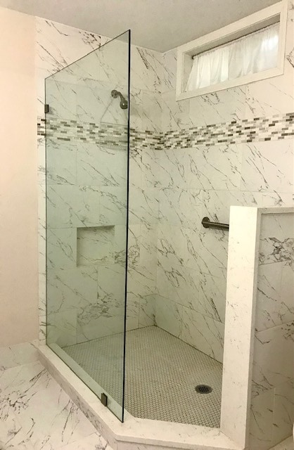 Walk in Shower - 407 Clubview Dr