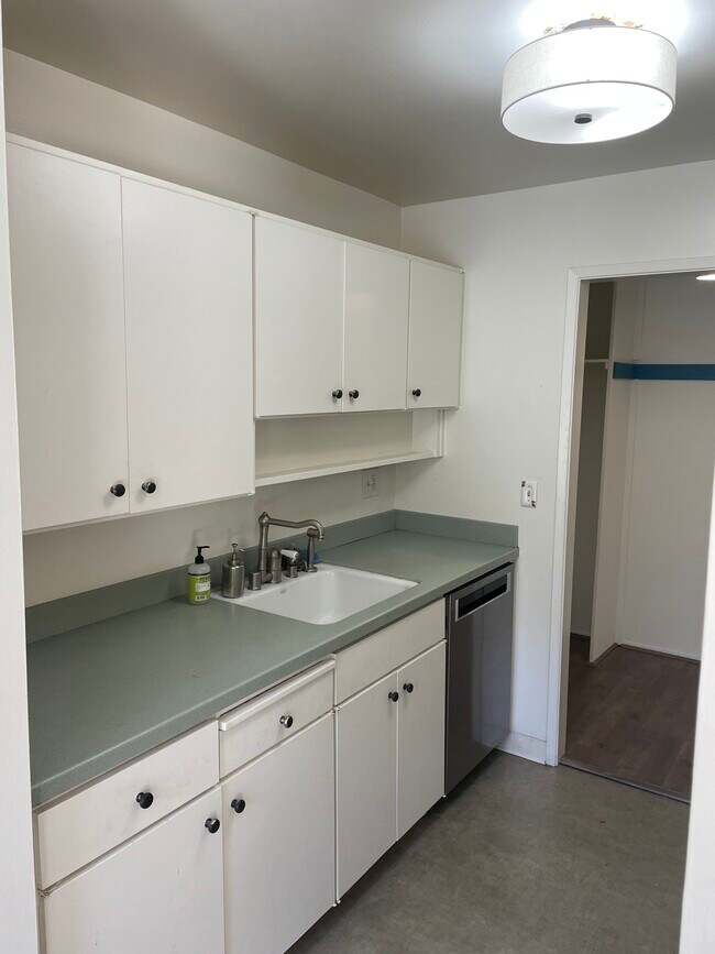 Building Photo - 6 Admiral Dr