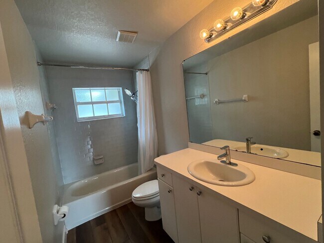 Building Photo - ($2,195) * ANNUAL ** Pool ** 3 Bed / 2 Bath - Harbor Heights  ** Single Family Home