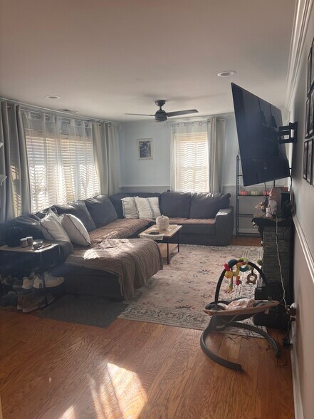 Building Photo - 466 Windsor Dr