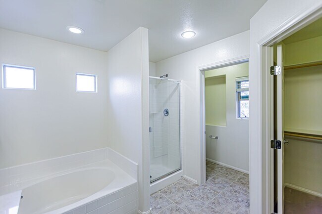 Building Photo - 4 Bedroom home located in Mountain's Edge