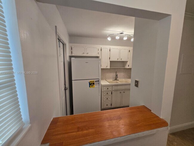 Building Photo - 1515 NE 125th Terrace