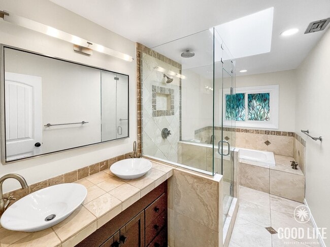 Building Photo - Stunning 4B/2.5BA House in Escondido!