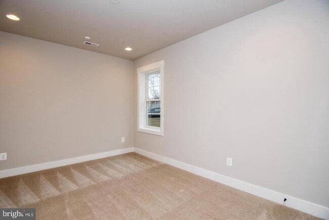 Building Photo - 6928 Regent Ln