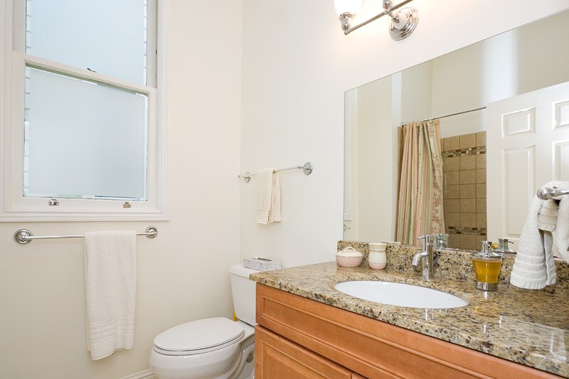 Second Full Bathroom located between bedrooms - 1406 Post St
