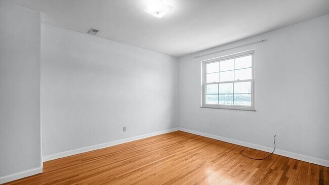 Building Photo - 1810 Northwest Ct