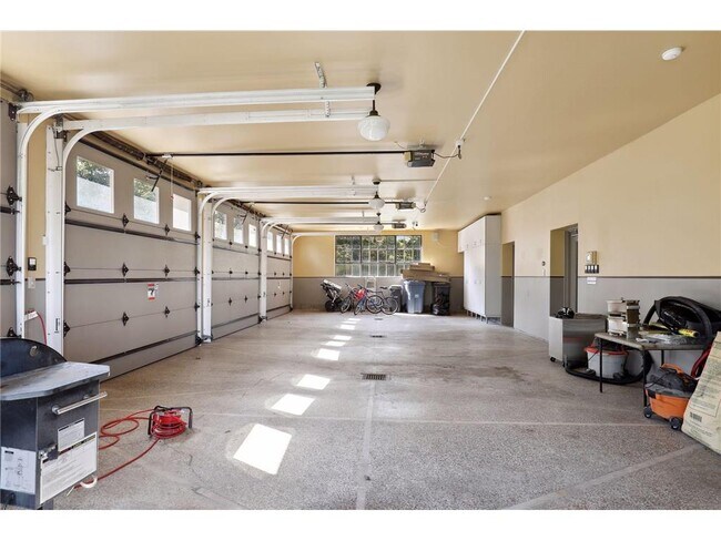 Building Photo - 1720 Mt Curve Ave