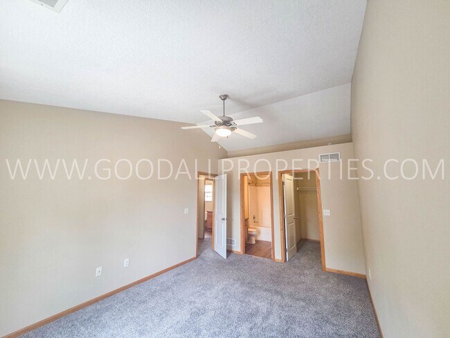 Building Photo - 2-Bedroom, 2.5-Bath Urbandale Townhome with Attached 2-Car Garage