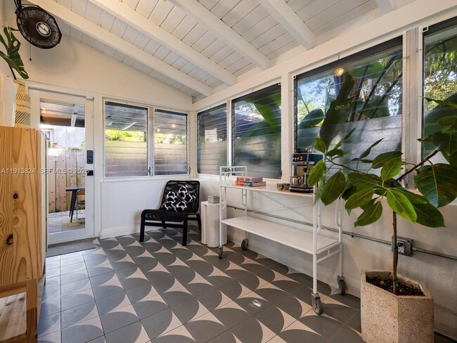 Building Photo - 1009 NW 11th Ct