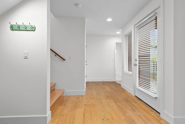 Building Photo - Stunning Modern Air-Conditioned Townhome in Coveted Whittier Heights