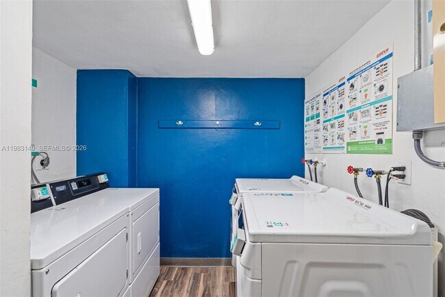 Building Photo - 90 Edgewater Dr