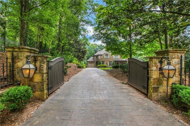 Building Photo - 5265 Peachtree Dunwoody Rd NE