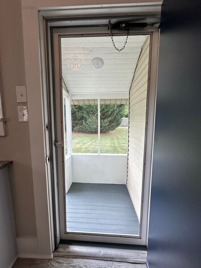 Building Photo - Beautifully Renovated 2 Bedroom 1 Bathroom...