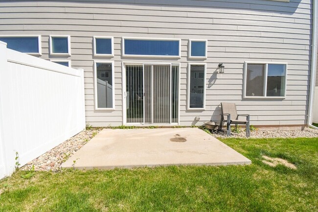 Building Photo - Stylish Townhome in Harrisburg School District – Open Floor Plan & Loft!
