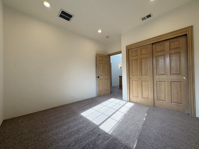 Building Photo - Spacious and Inviting 3-Bedroom, 2.5-Bath Townhome in the Heart of Menlo Park