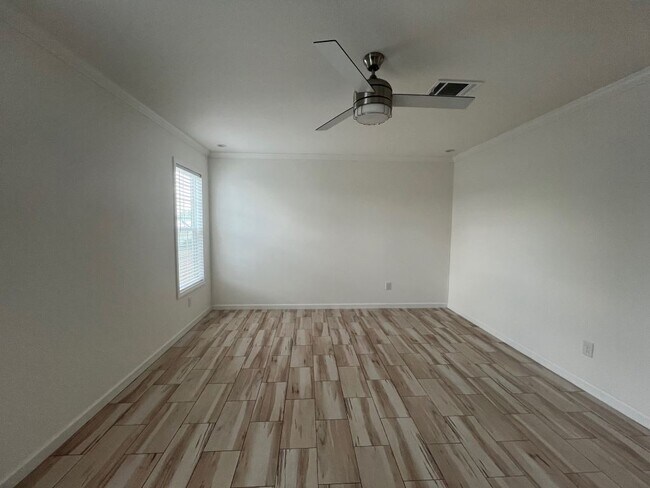 Building Photo - 282 Giraffe Dr