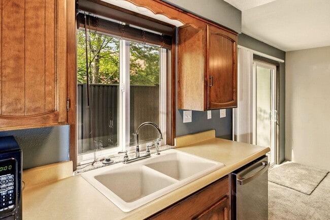 Building Photo - Renovated two bedroom townhouse near downt...