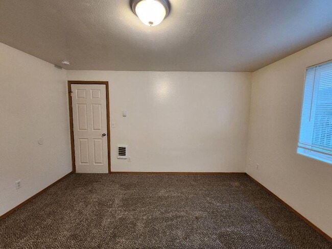 Building Photo - 3 Bdrm/2 Bath Single Level