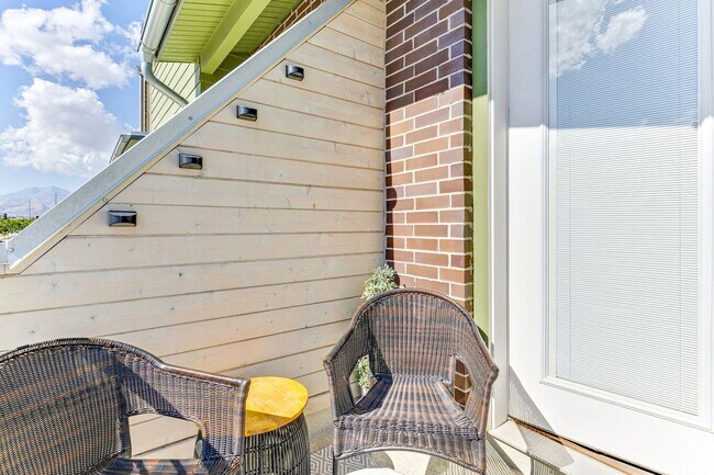 Building Photo - Beautiful Townhome in Daybreak