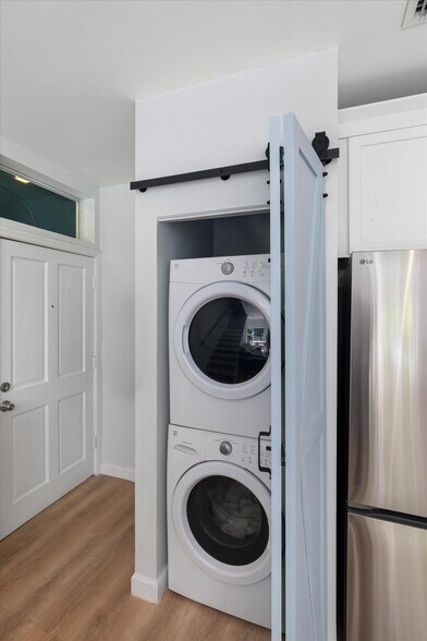 Building Photo - 634 Louisa St