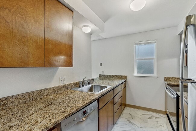 Building Photo - 6125 N Addison St