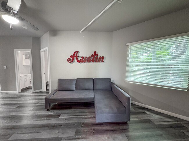 Building Photo - 4 Bed / 2 Bath in West Campus – Bring Your Roommates