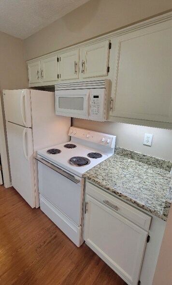 Building Photo - 400 Waterside Ave