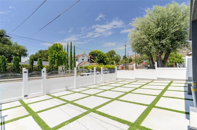 Building Photo - 10654 Nassau Ave