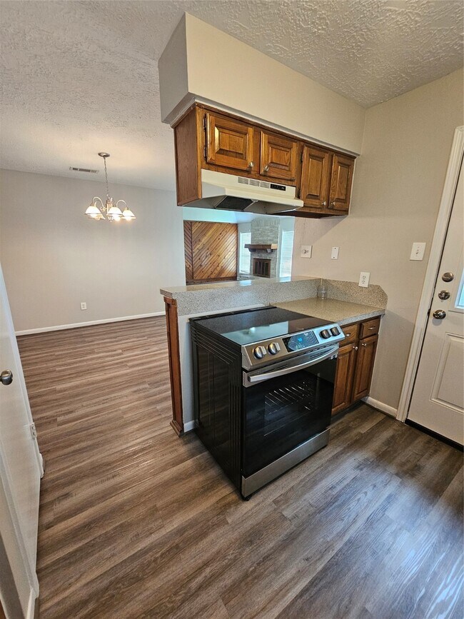 Building Photo - 2312 Meadow Green Dr