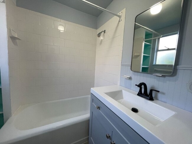 Building Photo - 3Bd/2Ba Shoreline House