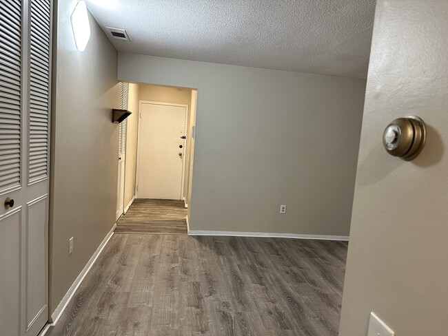 Building Photo - 2 Shrewsbury Green Dr