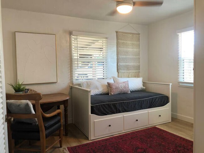 Building Photo - A true Tucson style home near the University of Arizona main campus! Must See!