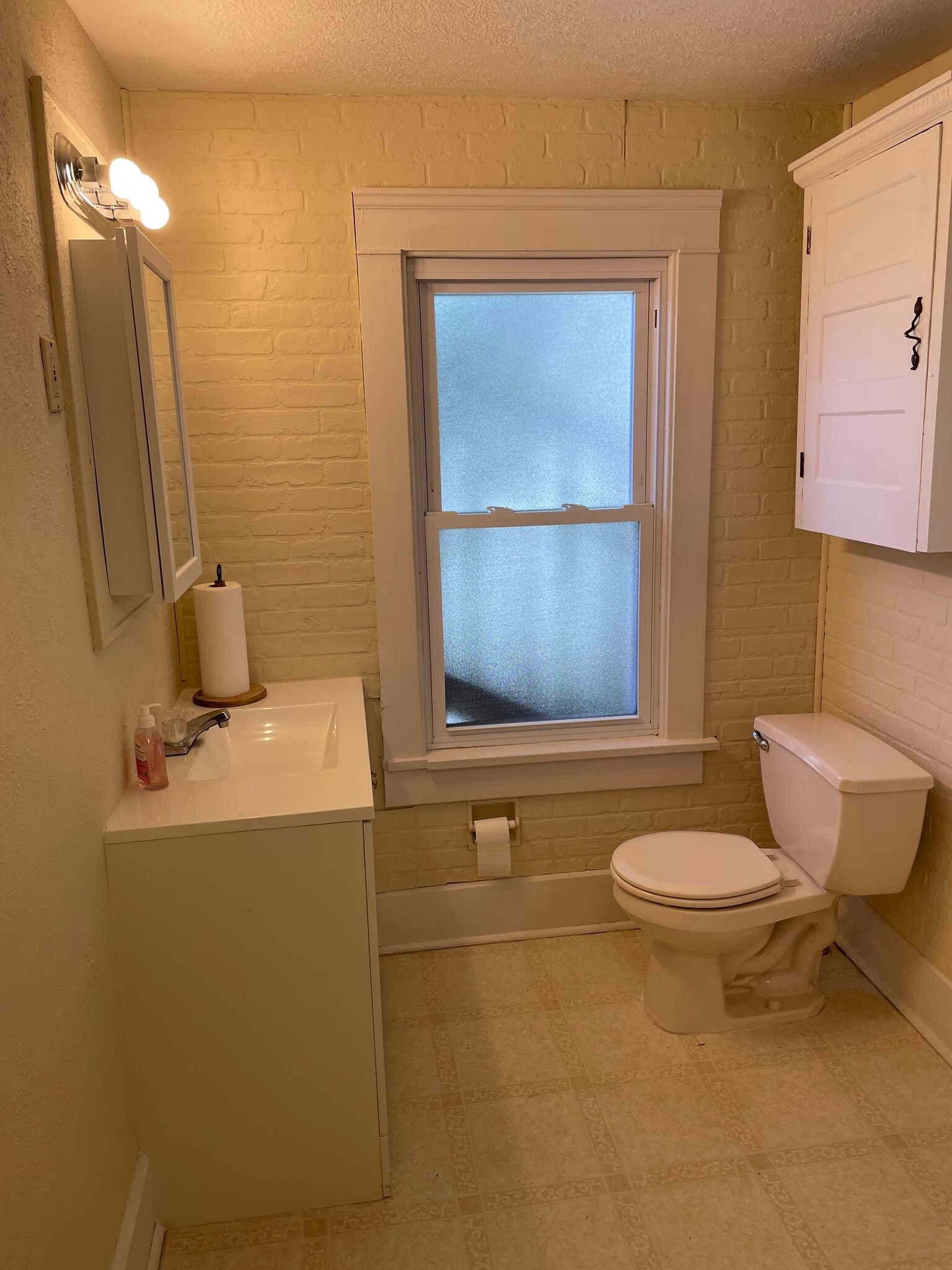 Building Photo - 206 Wales Rd NE