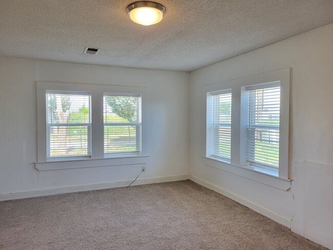 Building Photo - LARGE HOME WITH FENCED YARD NEAR LOCKWOOD ELEMENTARY SCHOOL