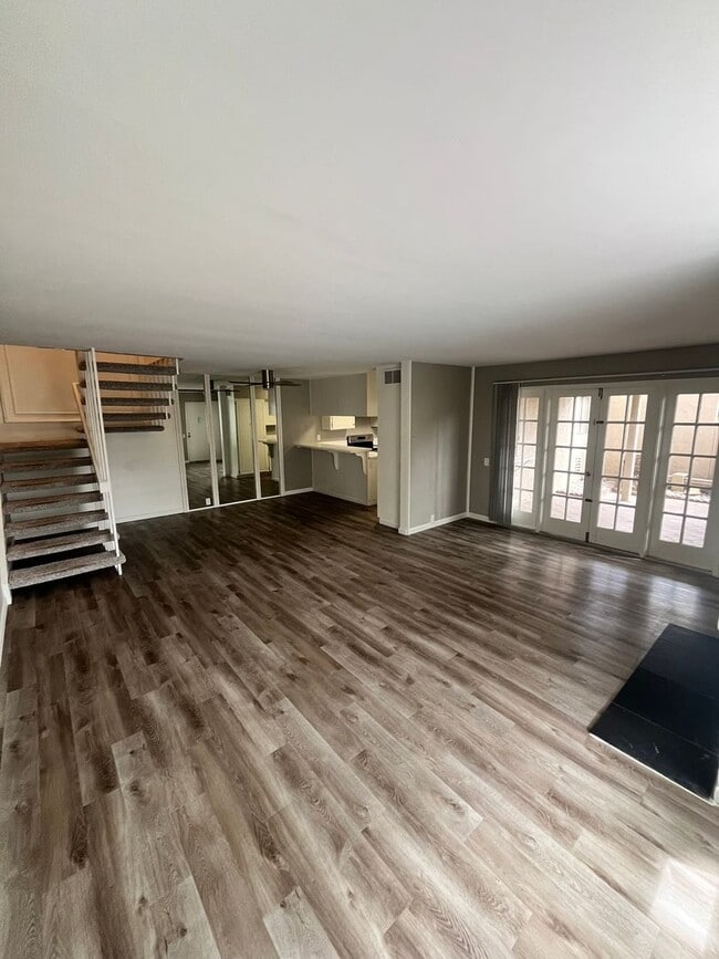 Building Photo - For Rent: 3 Bed, 2.5 Bath Townhome in Univ...