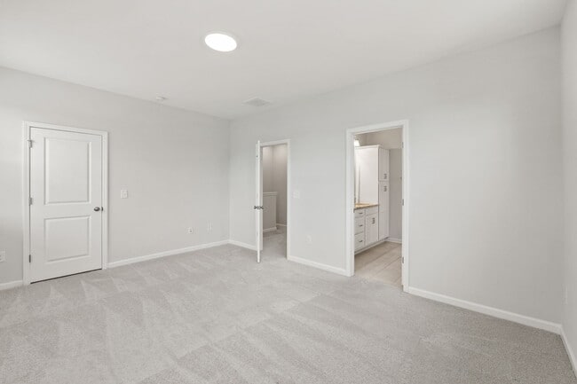 Building Photo - 1039 Commack Dr
