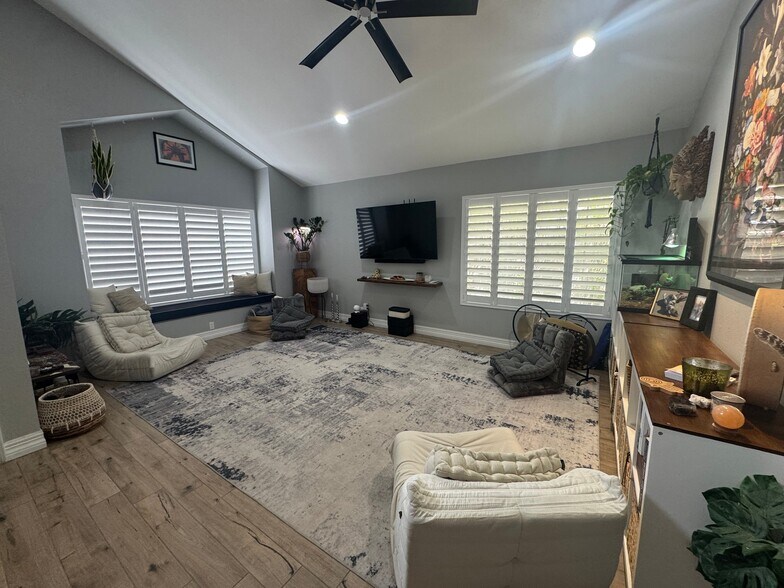 Building Photo - 9015 E Poinsettia Dr