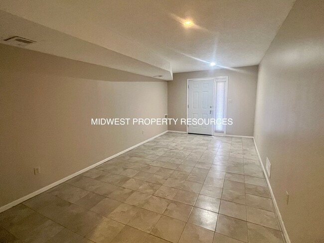 Building Photo - Large 2 Bedroom/1 Bath Duplex in Lee's Summit